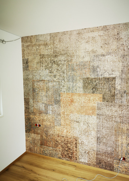 Tapete im Mauermuster